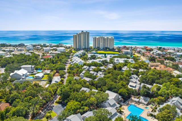 2 Condominium vacation rental located in Destin 1