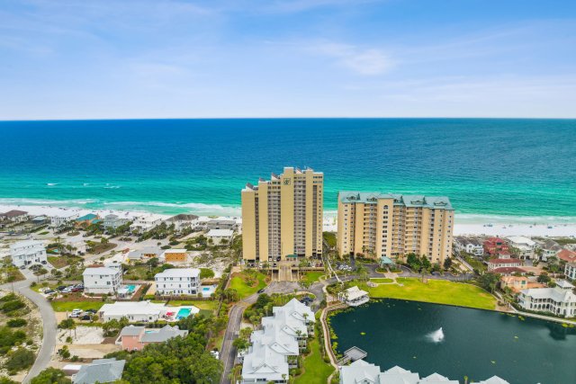 2 Condominium vacation rental located in Destin 1