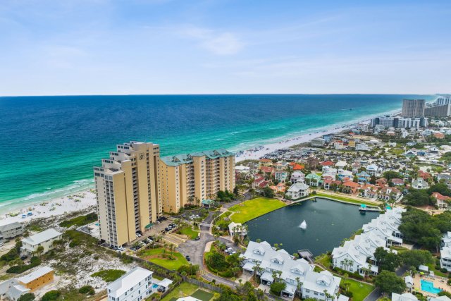 2 Condominium vacation rental located in Destin 1