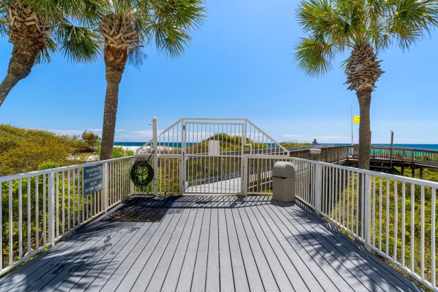 2 Condominium vacation rental located in Destin 1