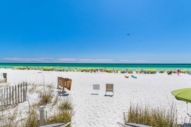 2 Condominium vacation rental located in Destin 1