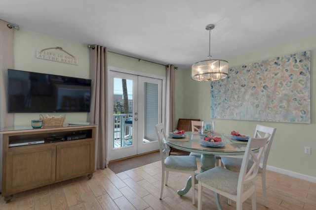 2 Condominium vacation rental located in Destin 1