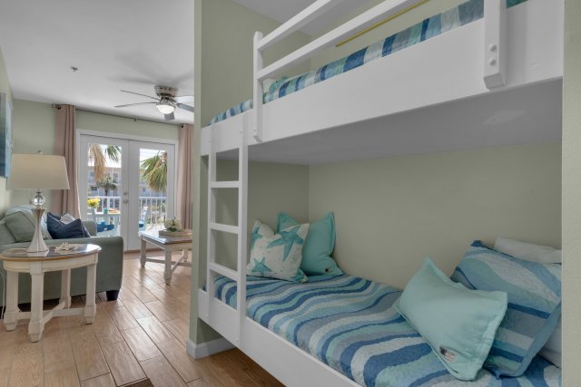 2 Condominium vacation rental located in Destin 1