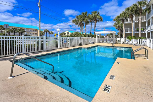 2 Condominium vacation rental located in Destin 1