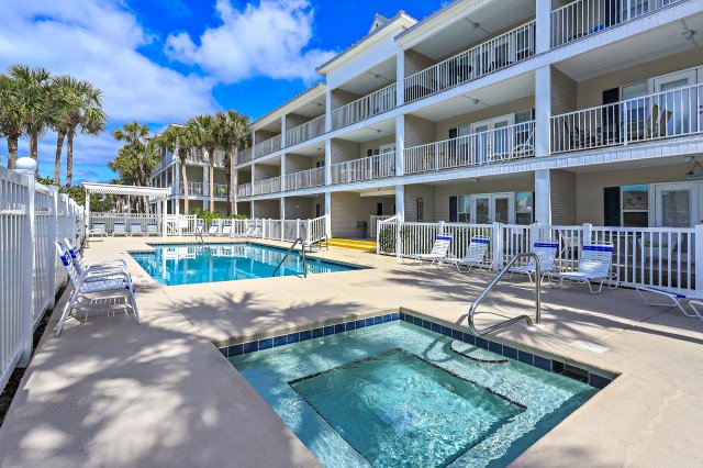 2 Condominium vacation rental located in Destin 1