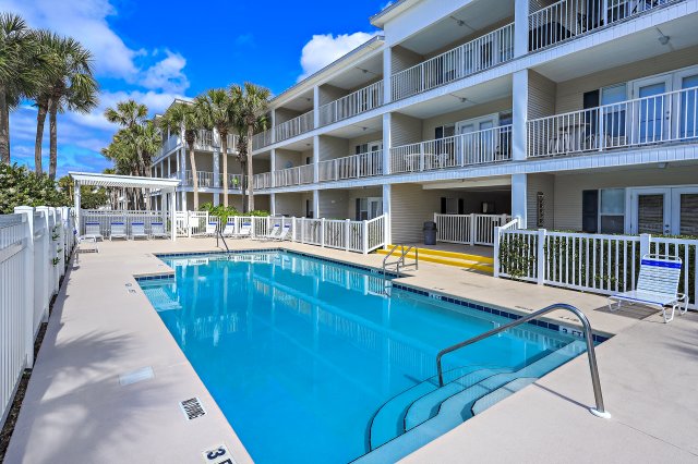 2 Condominium vacation rental located in Destin 1