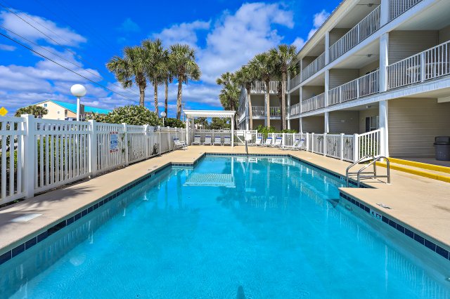 2 Condominium vacation rental located in Destin 1