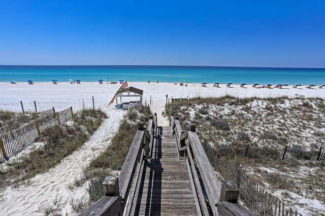 2 Condominium vacation rental located in Destin 1