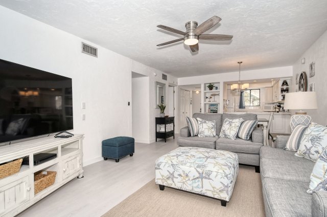 2 Condominium vacation rental located in Anna Maria Island 1