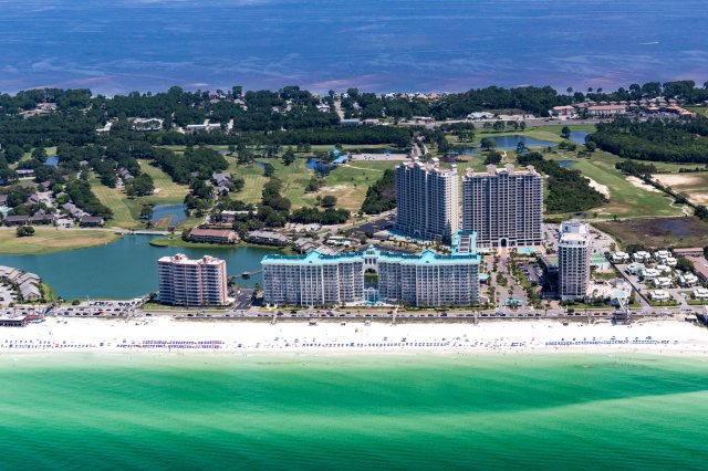 2 Condominium vacation rental located in Destin 1