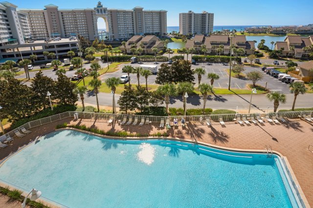 2 Condominium vacation rental located in Destin 1