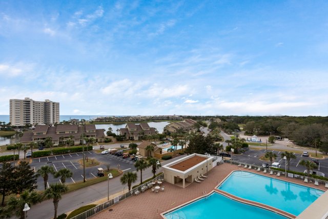 2 Condominium vacation rental located in Destin 1