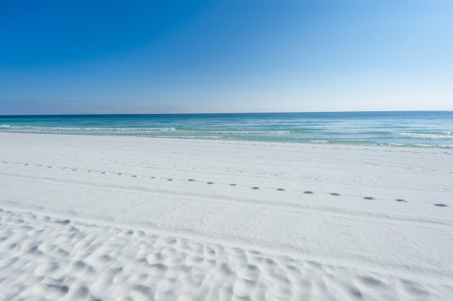 2 Condominium vacation rental located in Destin 1