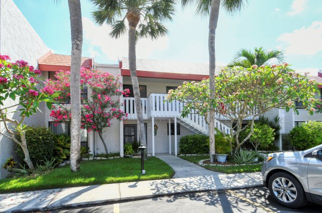 2 Condominium vacation rental located in Anna Maria Island 1