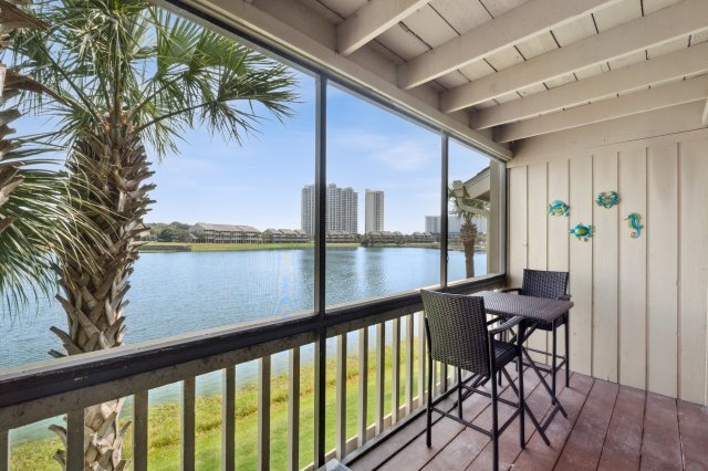 2 Condominium vacation rental located in Destin 1