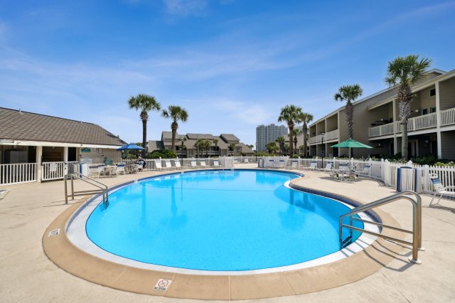 2 Condominium vacation rental located in Destin 1