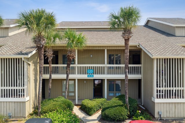 2 Condominium vacation rental located in Destin 1