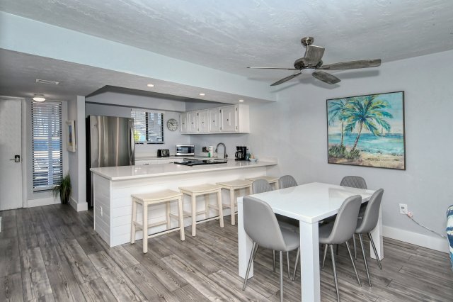 2 Condominium vacation rental located in Anna Maria Island 1