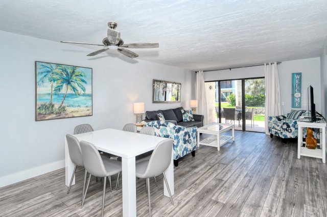 2 Condominium vacation rental located in Anna Maria Island 1