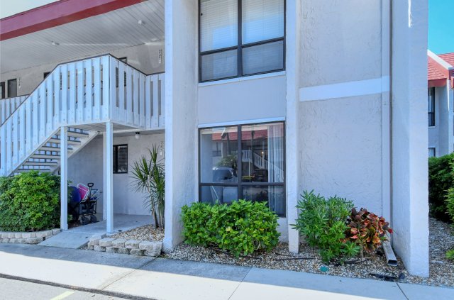 2 Condominium vacation rental located in Anna Maria Island 1