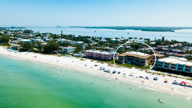 2 Condominium vacation rental located in Anna Maria Island 1