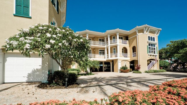 2 Condominium vacation rental located in Anna Maria Island 1