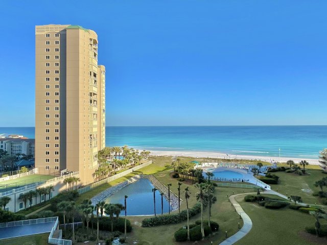 2 Condominium vacation rental located in Destin 1