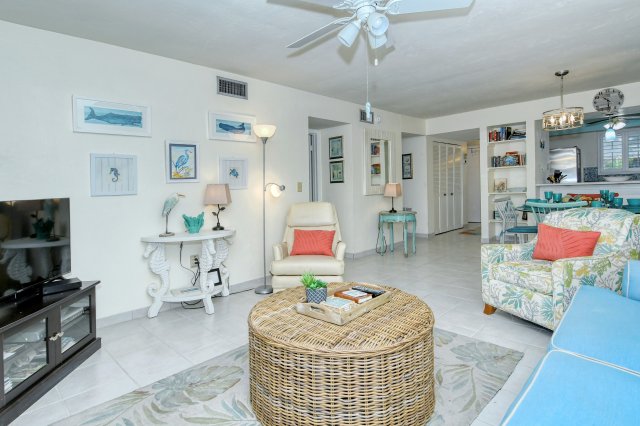 2 Condominium vacation rental located in Anna Maria Island 1