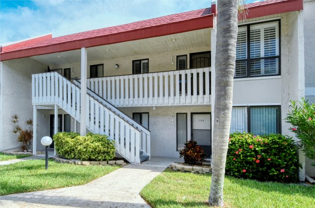 2 Condominium vacation rental located in Anna Maria Island 1