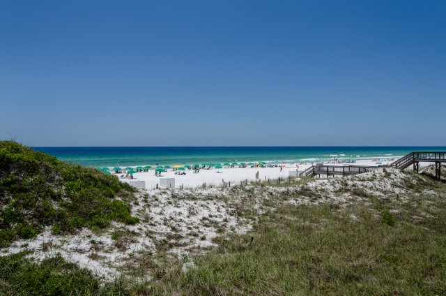 2 Condominium vacation rental located in Destin 1