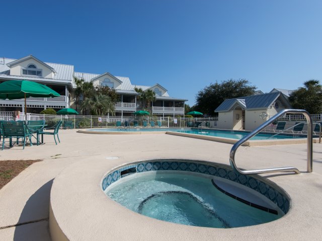 2 Condominium vacation rental located in Destin 1