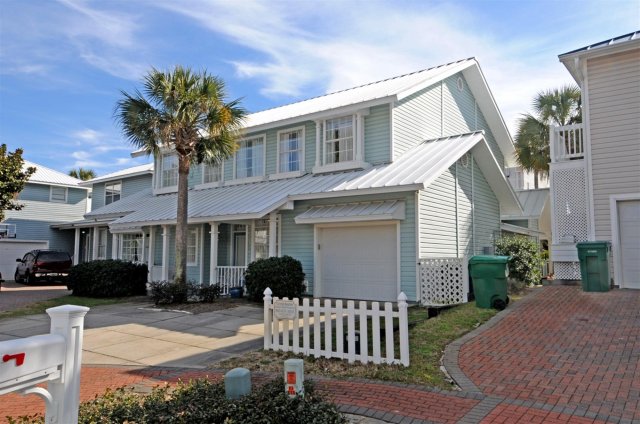 6 House vacation rental located in Destin 1