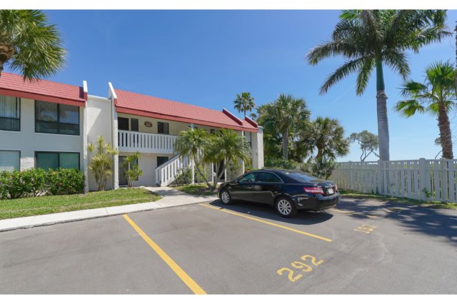 2 Condominium vacation rental located in Anna Maria Island 1