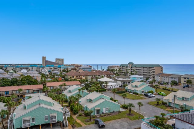 2 Condominium vacation rental located in Destin 1