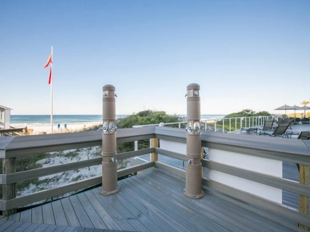 2 Condominium vacation rental located in Destin 1