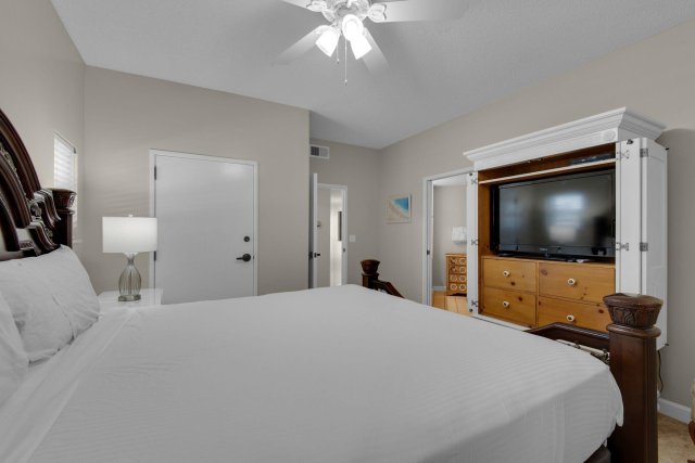 2 Condominium vacation rental located in Destin 1