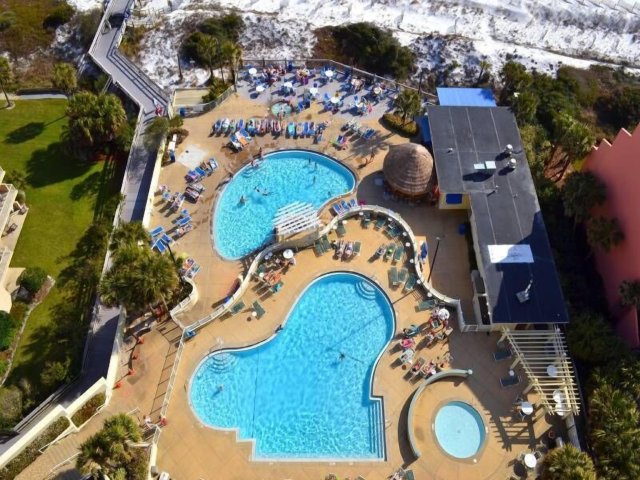 2 Condominium vacation rental located in Destin 1