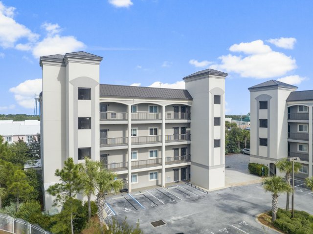 2 Condominium vacation rental located in Destin 1