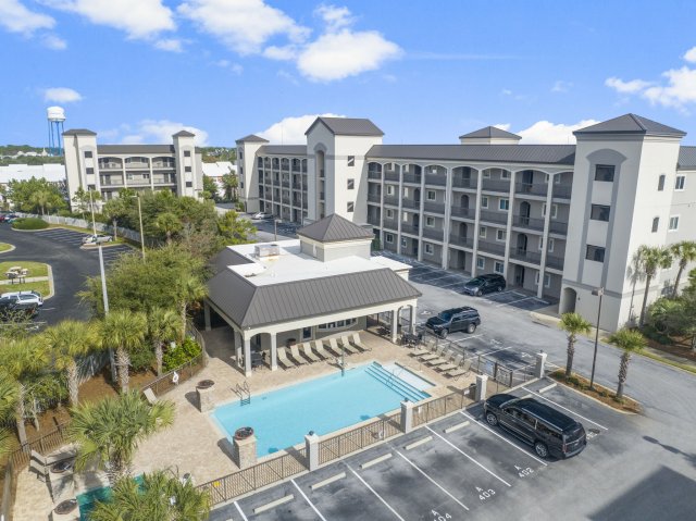 2 Condominium vacation rental located in Destin 1