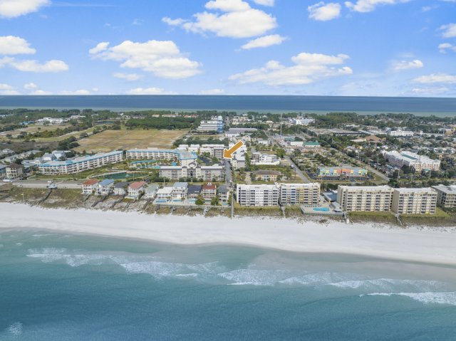 2 Condominium vacation rental located in Destin 1