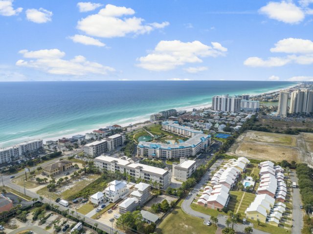 2 Condominium vacation rental located in Destin 1