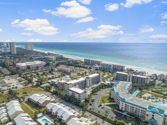 2 Condominium vacation rental located in Destin 1