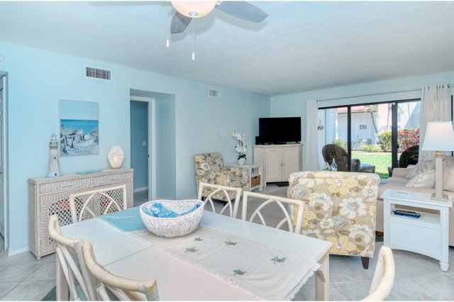 2 Condominium vacation rental located in Anna Maria Island 1