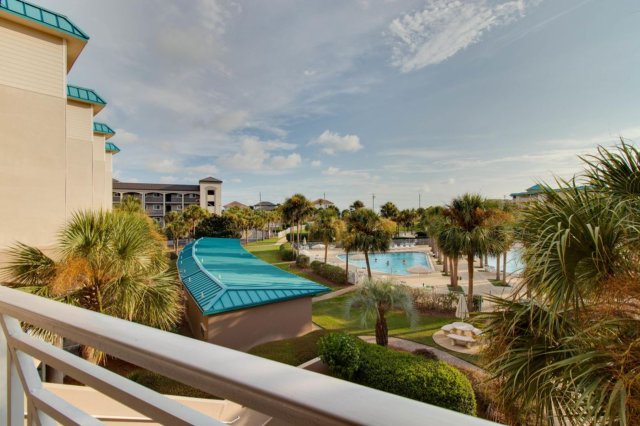 2 Condominium vacation rental located in Destin 1