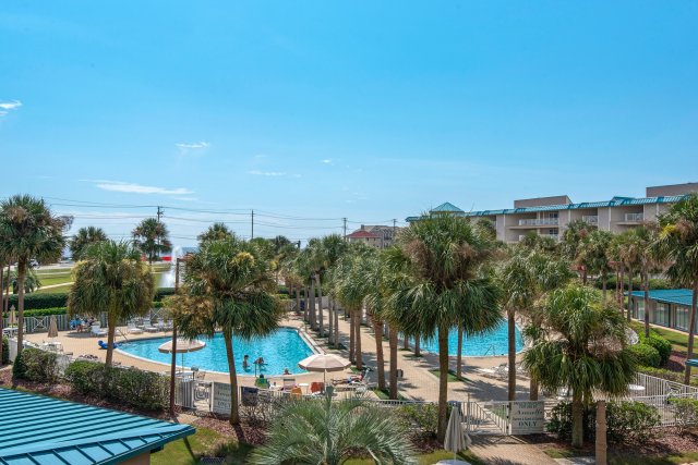 2 Condominium vacation rental located in Destin 1