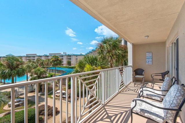 2 Condominium vacation rental located in Destin 1