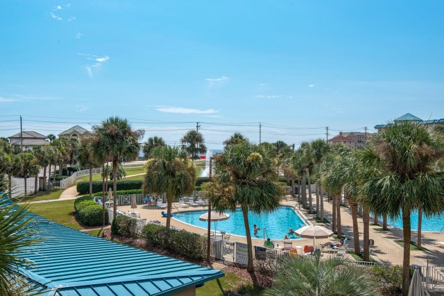 2 Condominium vacation rental located in Destin 1