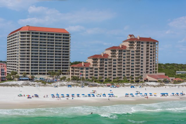 2 Condominium vacation rental located in Destin 1