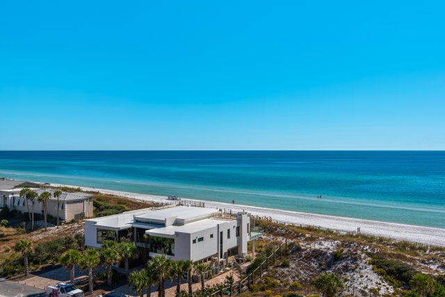 2 Condominium vacation rental located in Destin 1