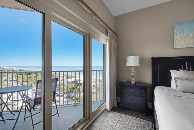 2 Condominium vacation rental located in Destin 1